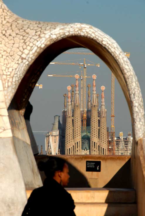 Sagrada Familia z dachu La Pedrera (Casa Mila)